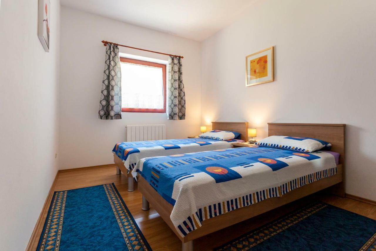 Apartments Belavic By El-Pi Tours Njivice Eksteriør billede