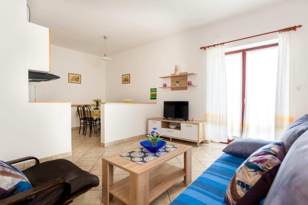 Apartments Belavic By El-Pi Tours Njivice Eksteriør billede